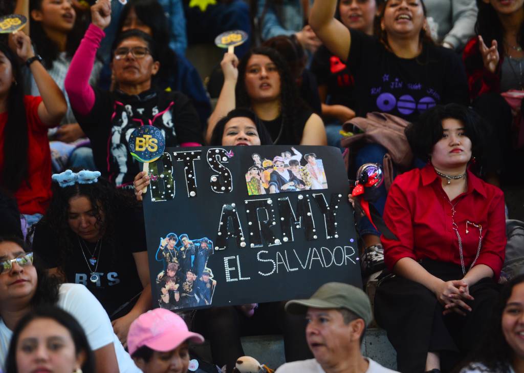 El fandom salvadoreño de BTS transformó el anfiteatro del Parque Cuscatlán en una auténtica fiesta.