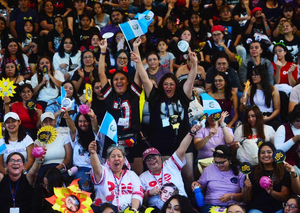 Fanáticas de BTS provenientes de Guatemala mostrando su apoyo durante el encuentro en El Salvador.