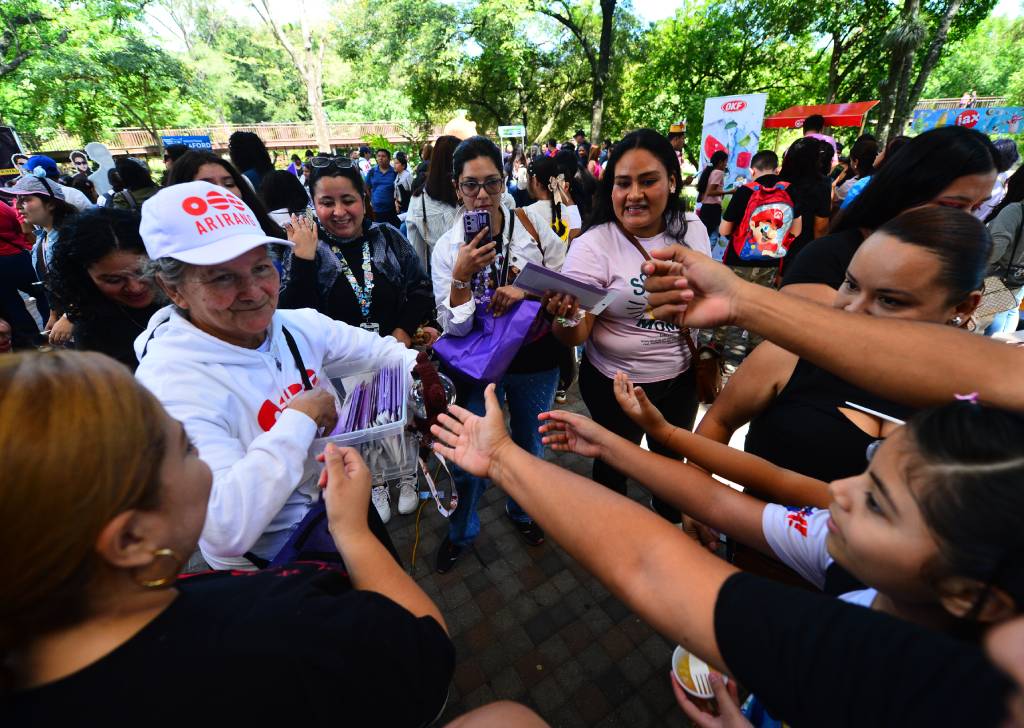 Blanca de González entregando recuerdos a las fans de BTS presentes en la actividad.