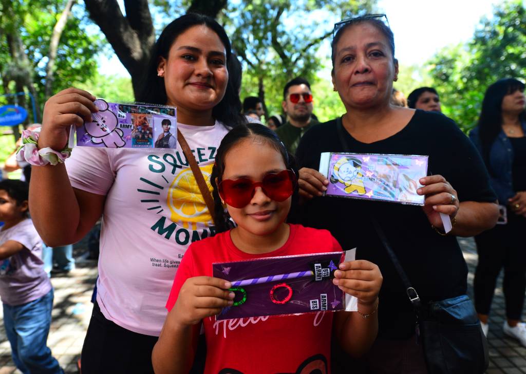 Integrantes de la familia Baires exhibiendo los recuerdos recibidos durante el encuentro ARMY.