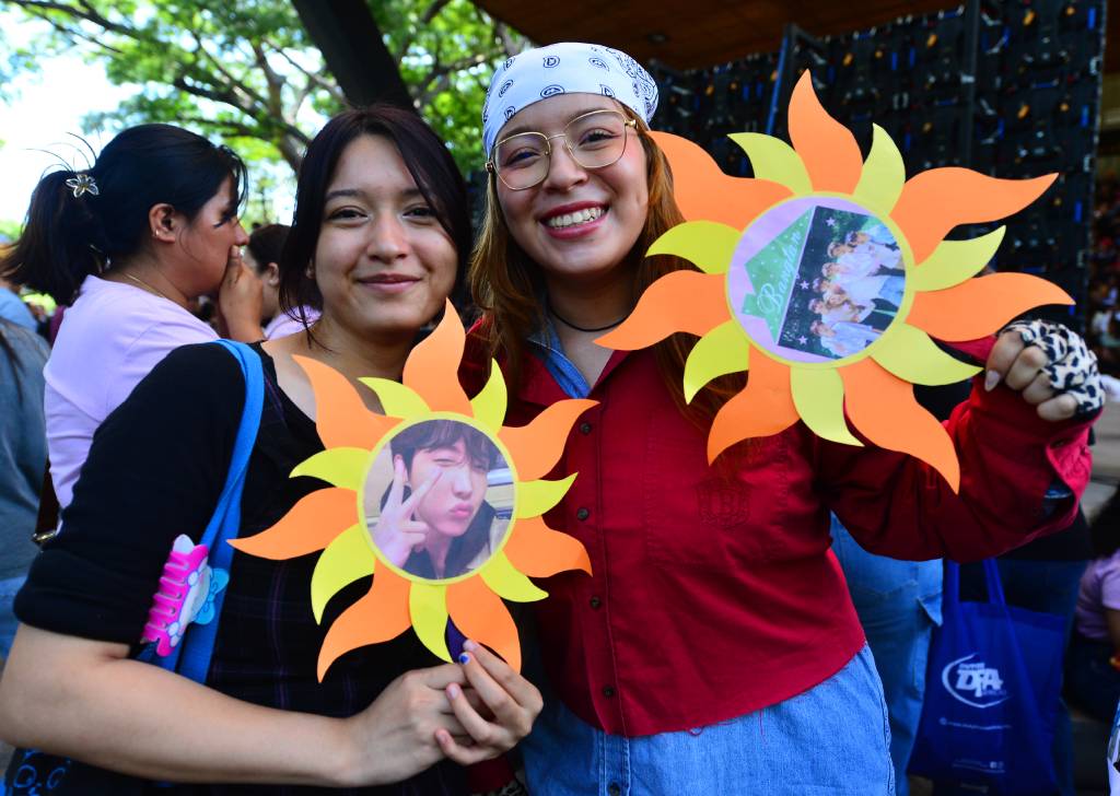 Xiaoyue Wei y Emily Portillo sonriendo juntas mientras muestran su recuerdo alusivo a J-Hope de BTS.