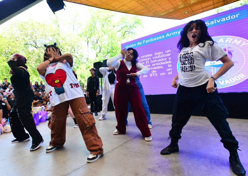 Fans participando en el concurso de baile sobre el escenario realizando coreografías de BTS.