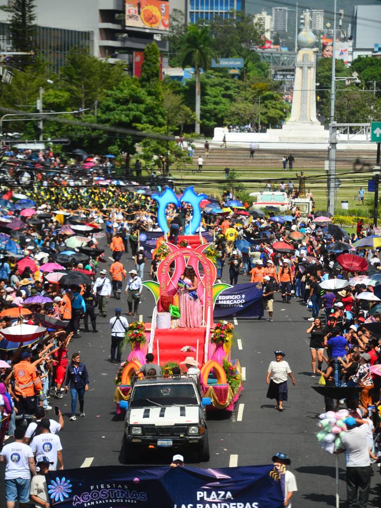 Alegría matutina: música y tradición llenan las calles capitalinas.