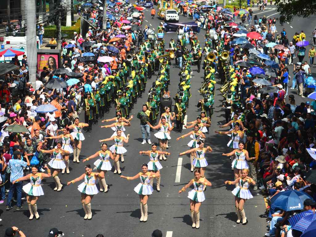 Las bandas de paz y cachiporras acompañan el gran desfile.