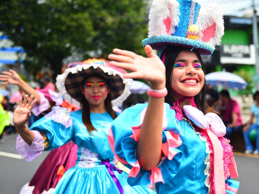 Sonrisas y trajes vistosos engalanan las calles capitalinas.