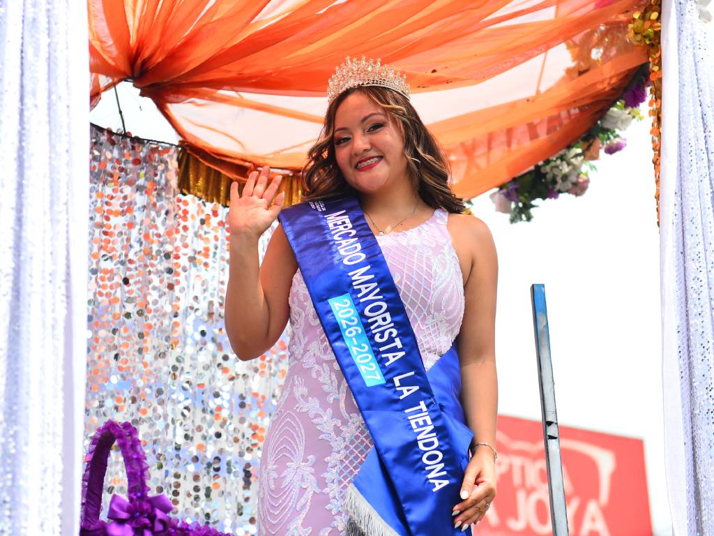 La reina de La Tiendona saluda con alegría a los asistentes.