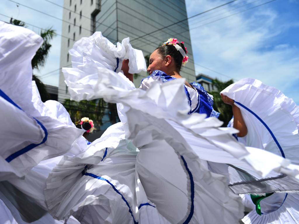 Brillo y tradición: danza folclórica bajo el sol agostino.