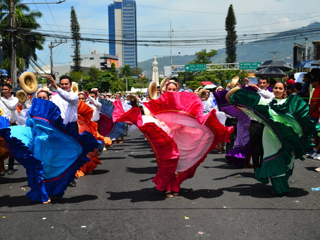 El folclor salvadoreño presente en el Desfile del Comercio.