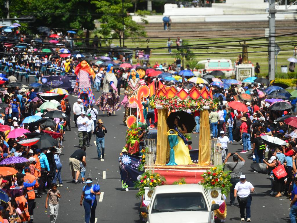 La Plaza Salvador del Mundo fue el punto de salida del desfile.
