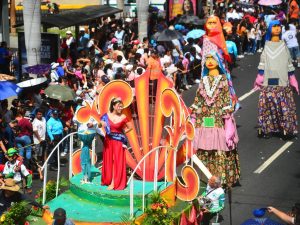 LM- Desfile- Correo- Carrosas- Mercados- Reinas- Publico- Salvador del Mundo10