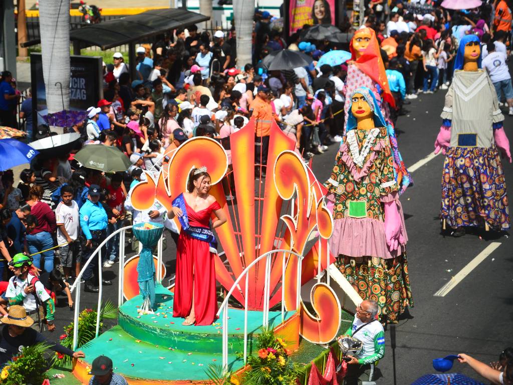 LM- Desfile- Correo- Carrosas- Mercados- Reinas- Publico- Salvador del Mundo10