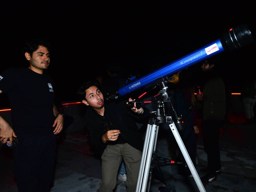 Infografía o secuencia fotográfica que muestra la evolución horaria del eclipse lunar durante la noche.