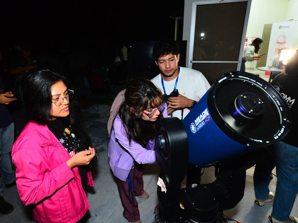 Fotografía nocturna del disco lunar cubierto en su mayoría por una sombra oscura.