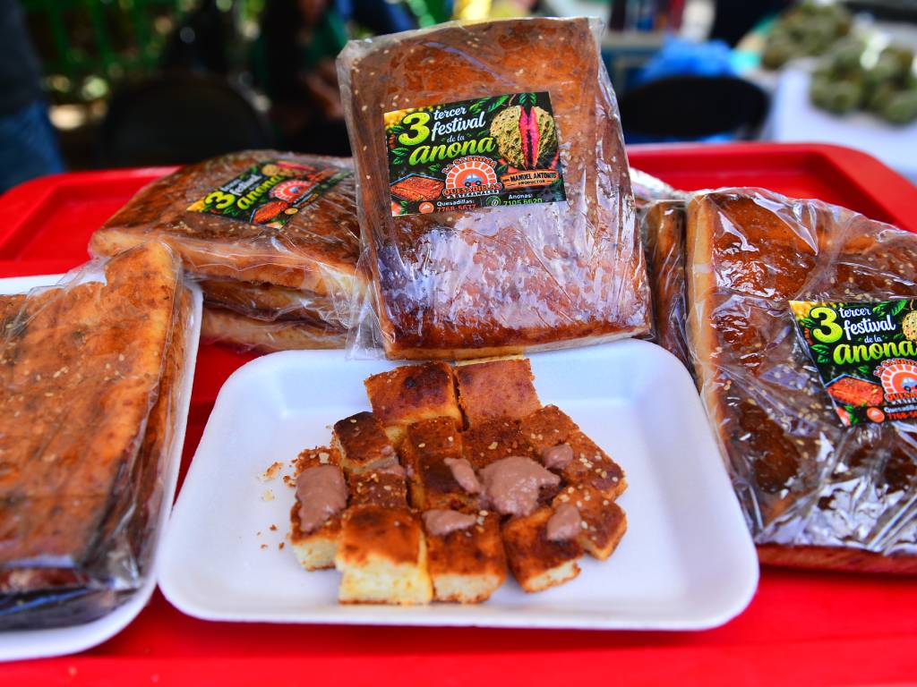 En el tercer Festival de la Anona, las tradicionales quesadillas acompañadas con jalea son un gran atractivo.