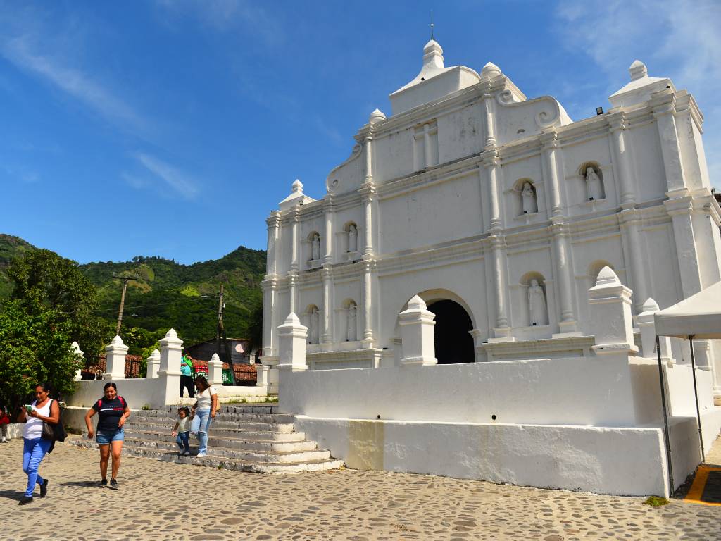 Fachada blanca de la histórica Iglesia de la Santa Cruz de Roma en Panchimalco.