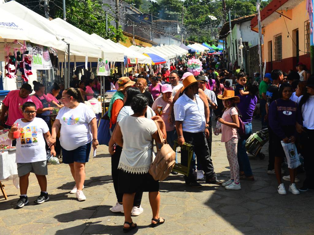 Multitud de visitantes caminando y disfrutando entre los puestos del festival.