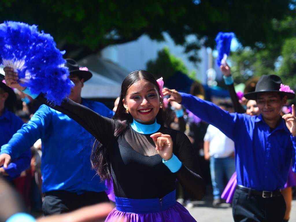 Integrantes de la banda de paz y cachiporristas realizando su coreografía durante el festival.