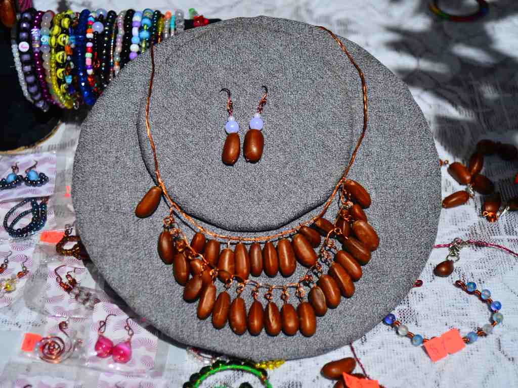 Un elegante collar artesanal a 10 dólares.