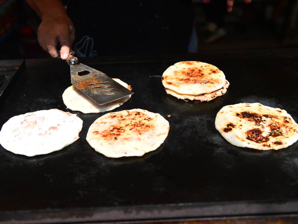 Pupusas recién hechas  con relleno de anona servidas para un visitante.