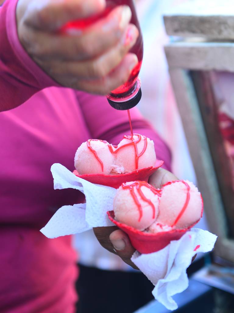 Sorbete artesanal servido en barquillero y bañado con un chorro de jalea roja tradicional