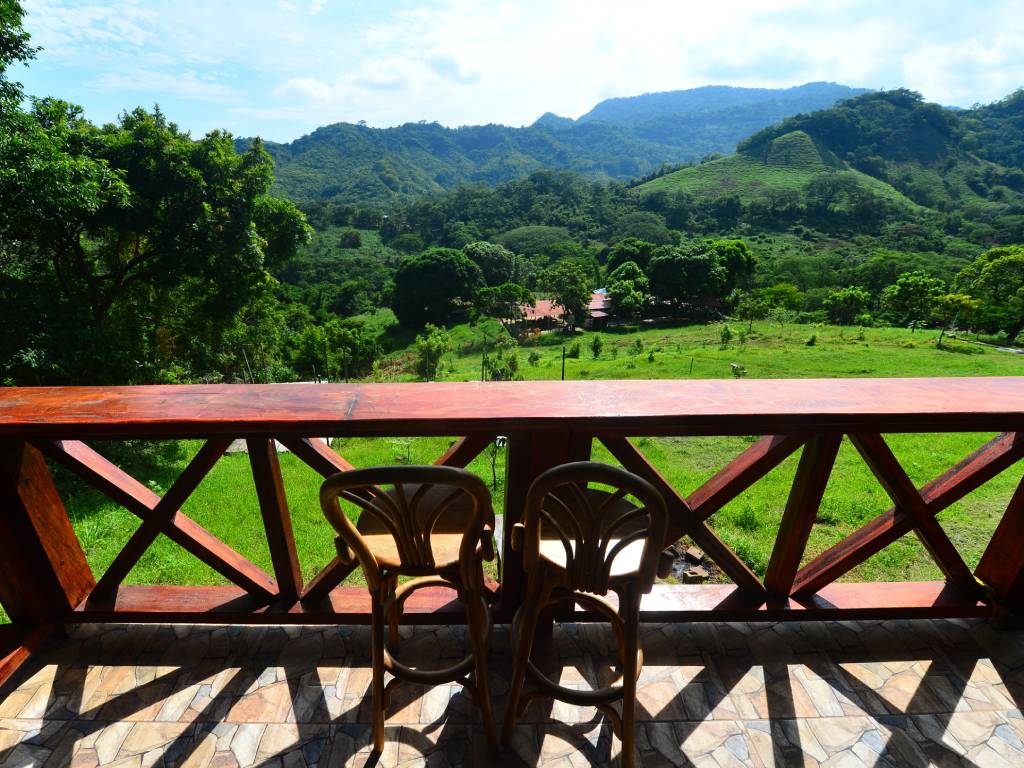 Recorre los senderos del lugar y explora sus increíbles cascadas.