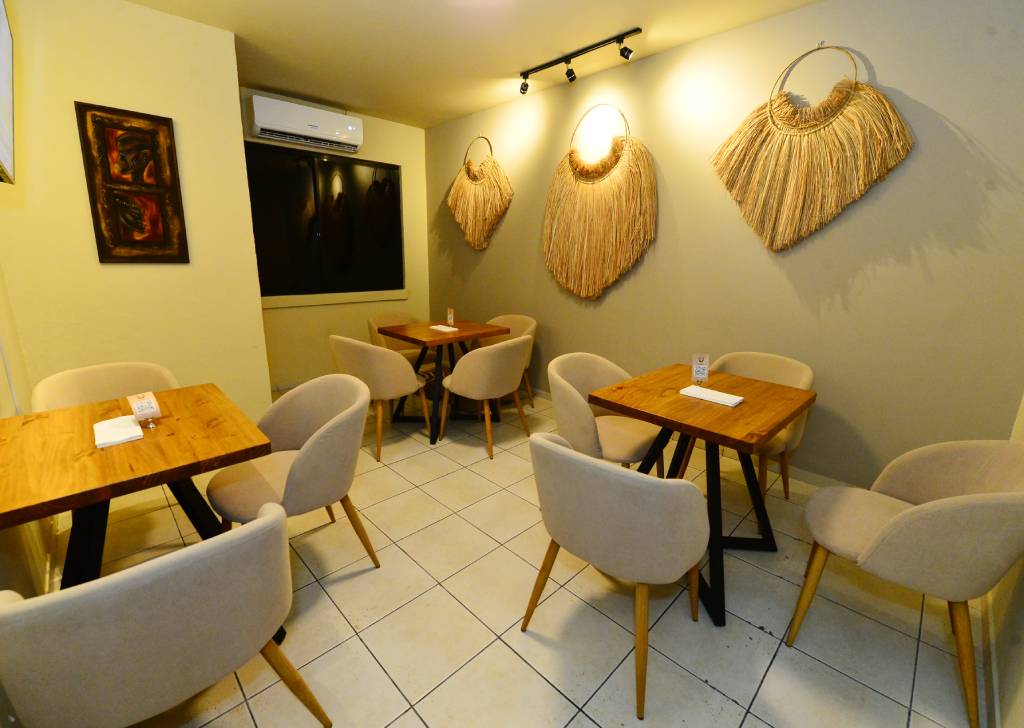 De forma personalizada a los clientes en Restaurante Kudú.