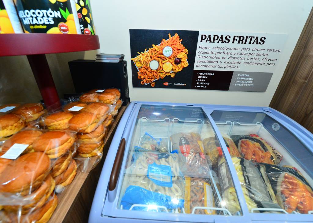 Panes, papas y carnes para hamburguesa exhibidos en la tienda de Kudú.