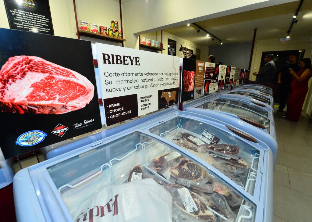 A la par del restaurante se encuentra el área de tienda con variedad de cortes