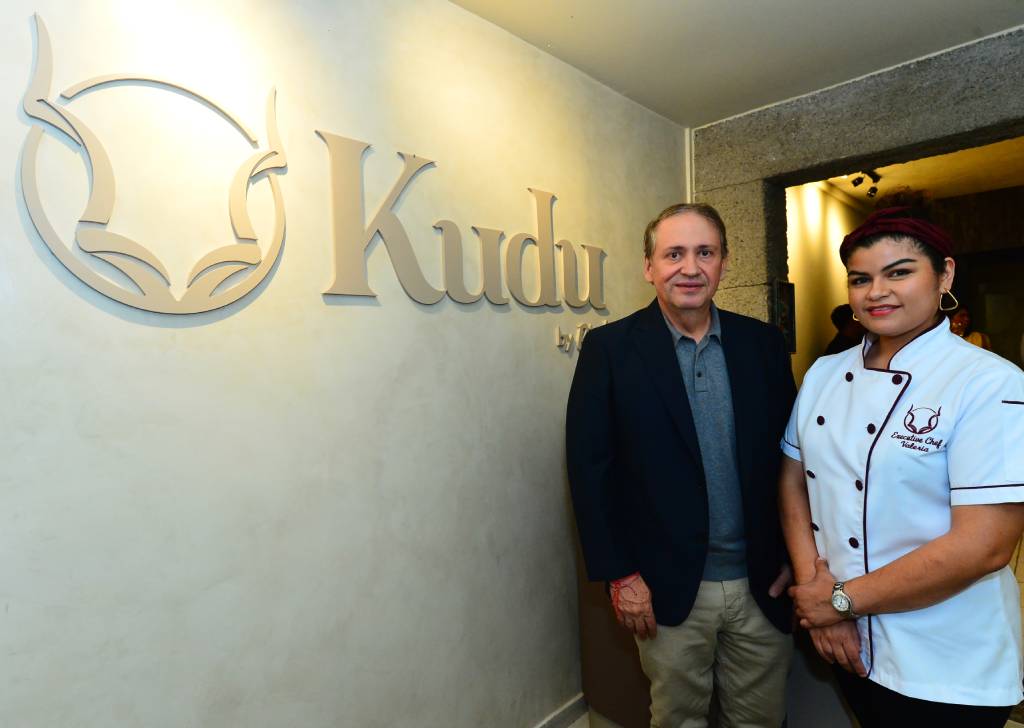 Max Catani y Valeria Catani posando en el Restaurante Kudú.
