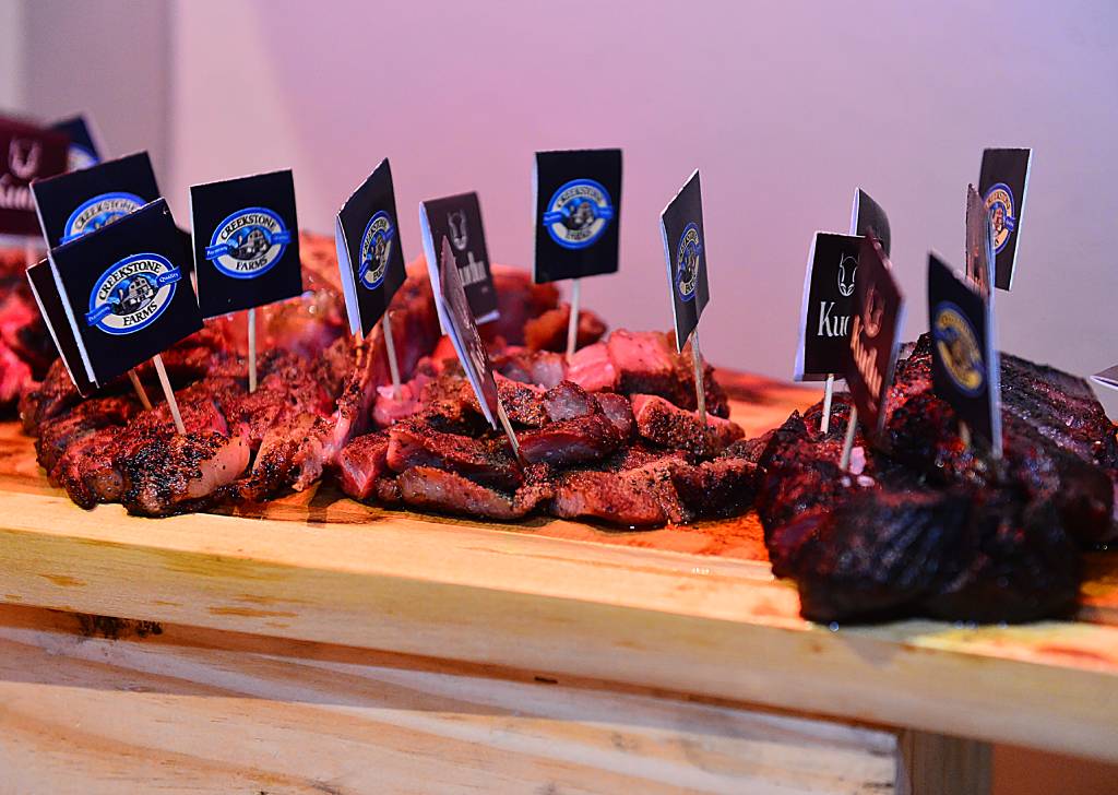 Tabla con variedad de cortes de carne listos para compartir en Restaurante Kudú.