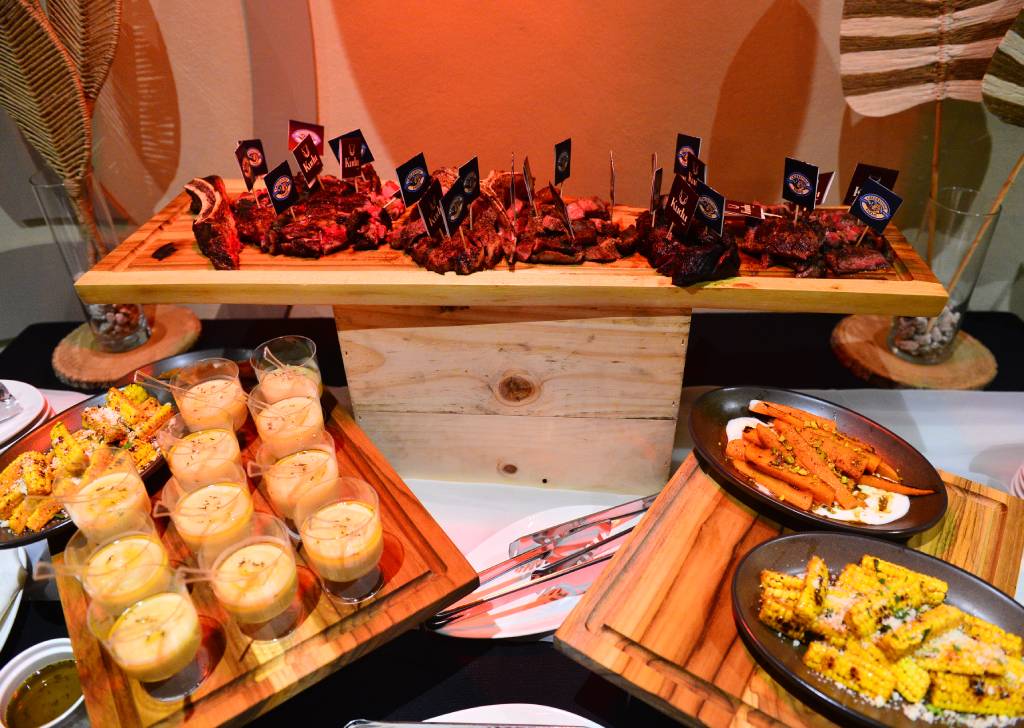 La propuesta se complementa con Stuffed Arancini, Feta Roasted Carrot y Truffle Fries.