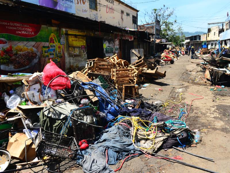 Acumulación de cajas de madera, lonas y residuos metálicos sobre la calle en la 9a avenida Sur despejada de comerciantes.