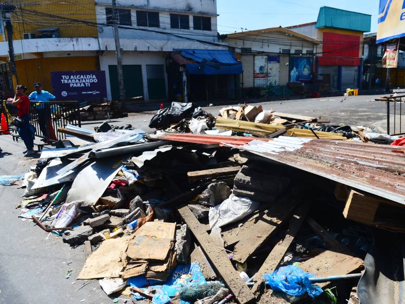 Vista de la 11a avenida Sur sin puestos de ventas informales tras el retiro de comerciantes en la zona.