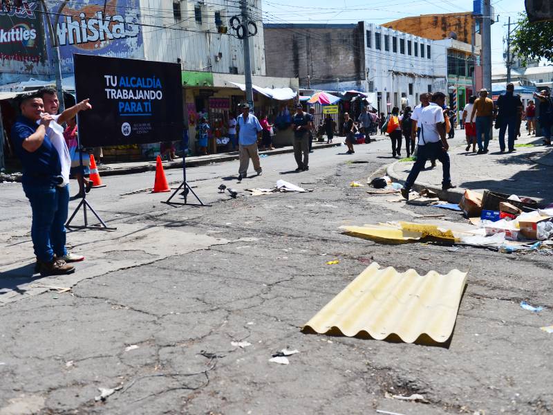 Vehículos circulando con normalidad sobre la calle Gerardo Barrios durante los trabajos de reordenamiento municipal.