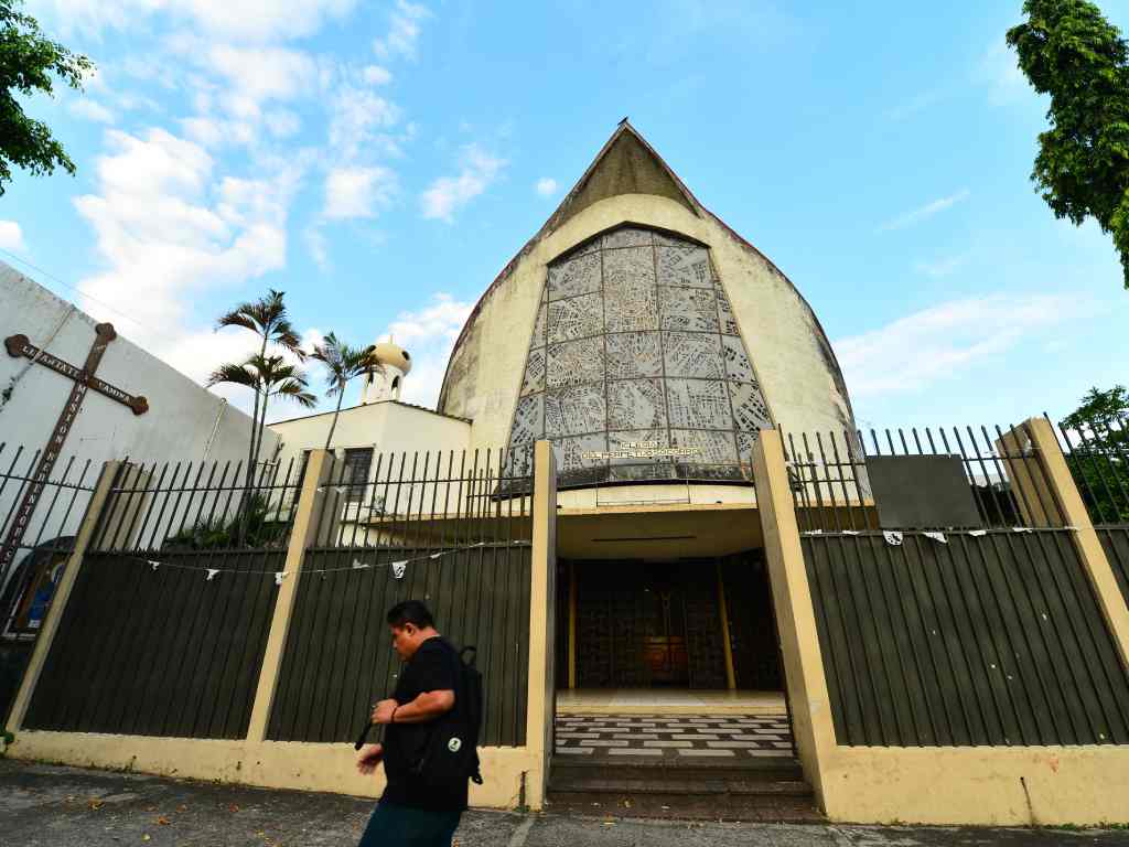 Fieles y feligreses reunidos en el templo durante las festividades religiosas en honor a la Virgen del Perpetuo Socorro.