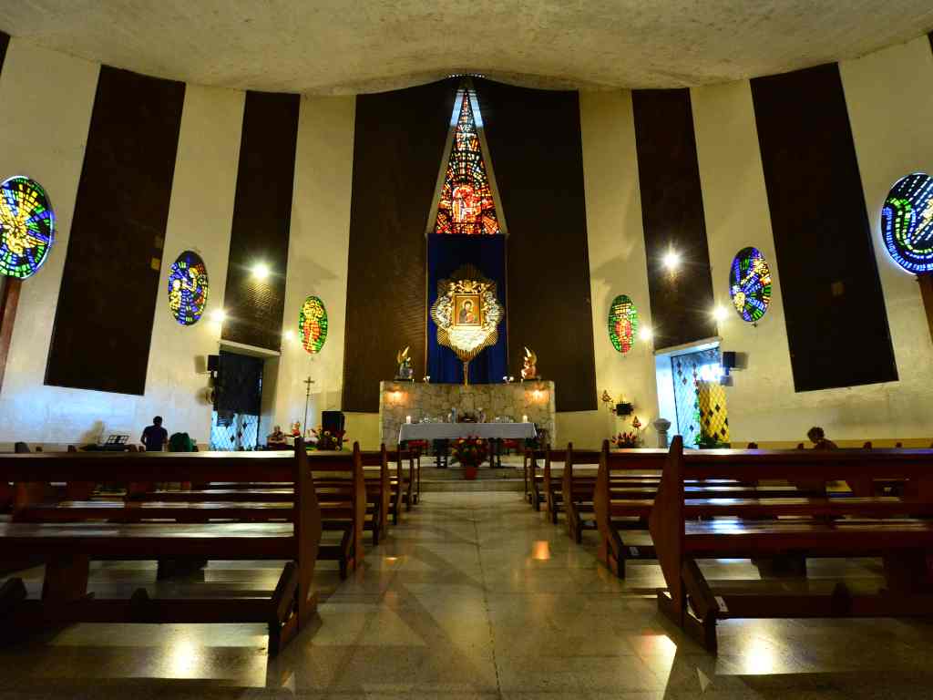 Vista exterior de la Parroquia Nuestra Señora del Perpetuo Socorro resaltando su diseño arquitectónico.