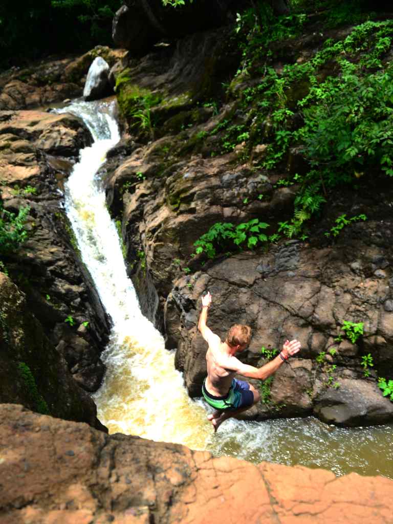 Grupo de turistas nacionales y extranjeros disfrutando en las cascadas.