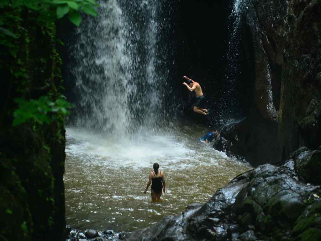 LM- Tamanique- Cascada- Turistas- Saltos- Caminata- Vista