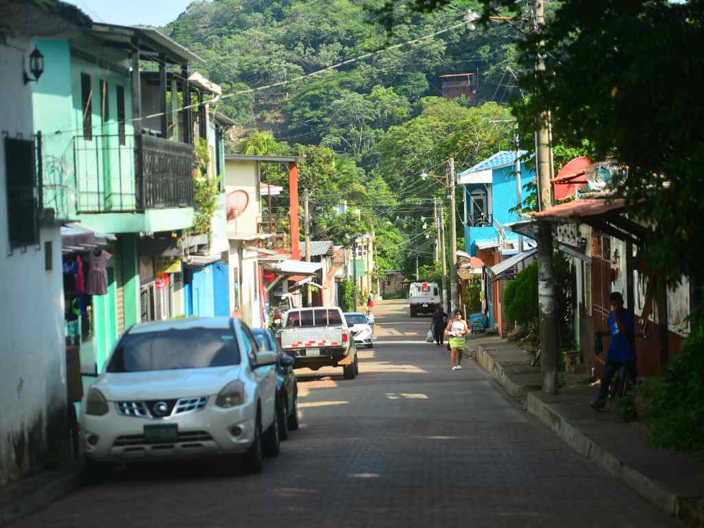 Calle del centro de Tamanique con casas tradicionales a los lados.