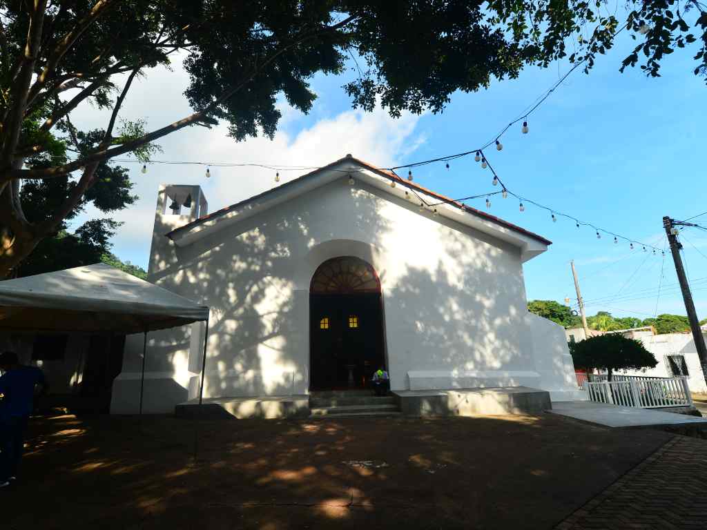 Parroquia Nuestra Señora de la Paz, frente al parque de Tamanique.