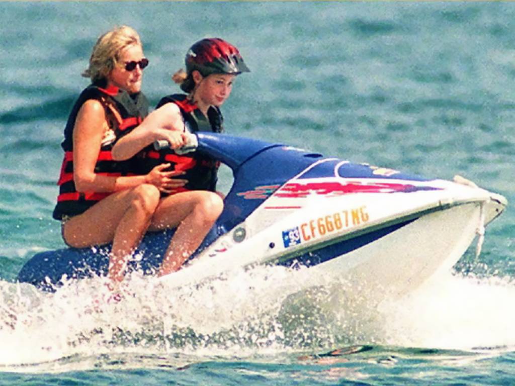 La princesa Diana viajando como pasajera en una moto de agua conducida por una joven en las aguas de Saint-Tropez.