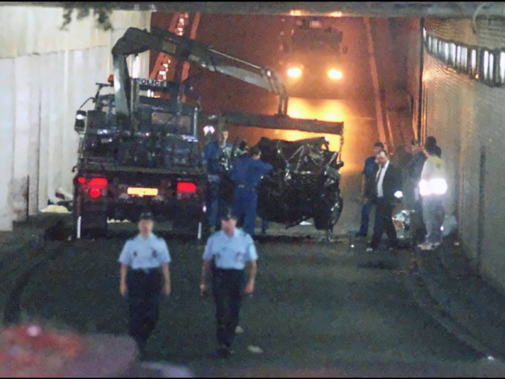 Un camión retira el vehículo tras el accidente en el túnel del Alma que causó la muerte de la princesa Diana.