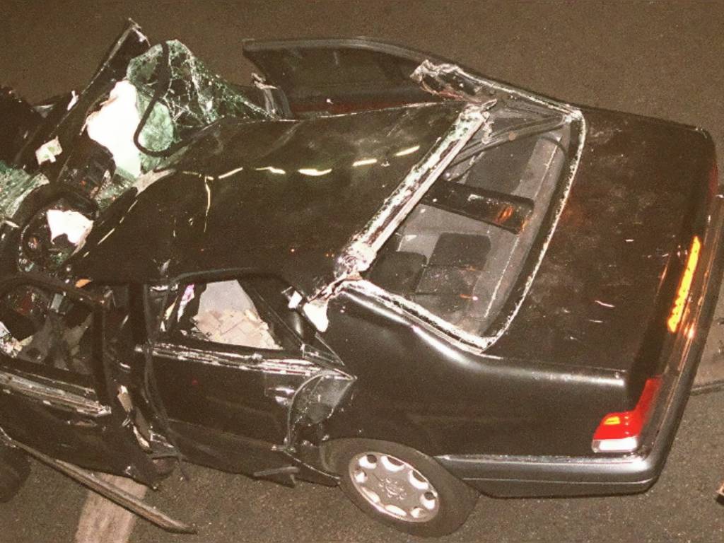 Fotografía de la puerta del automóvil accidentado en el túnel del Alma tras el choque donde viajaban Lady Di y Dodi Fayed.