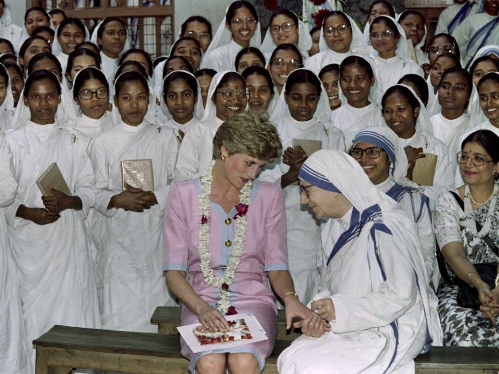 La princesa Diana sonriendo mientras conversa con la religiosa Lynne Frederick en el hogar de la Madre Teresa en Calcuta.