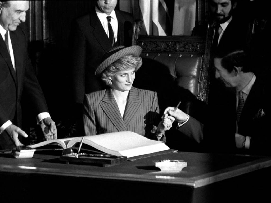 La princesa Diana y el príncipe Carlos conversando junto al alcalde Helmut Zilk a la izquierda en Viena.