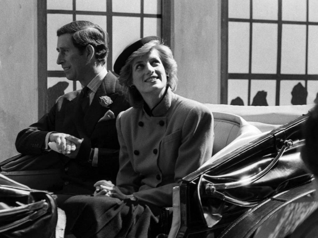 El príncipe Carlos y la princesa Diana saludando al público desde un carruaje abierto tirado por caballos en Viena.