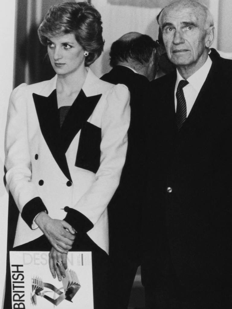 La princesa Diana junto al presidente Rudolf Kirchschläger recorriendo las galerías del Palacio Künstlerhaus de Viena.