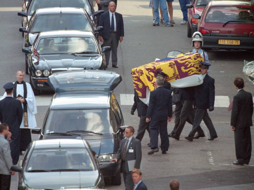 Cortejo fúnebre transportando el féretro envuelto en la bandera real desde el Palacio de St. James.