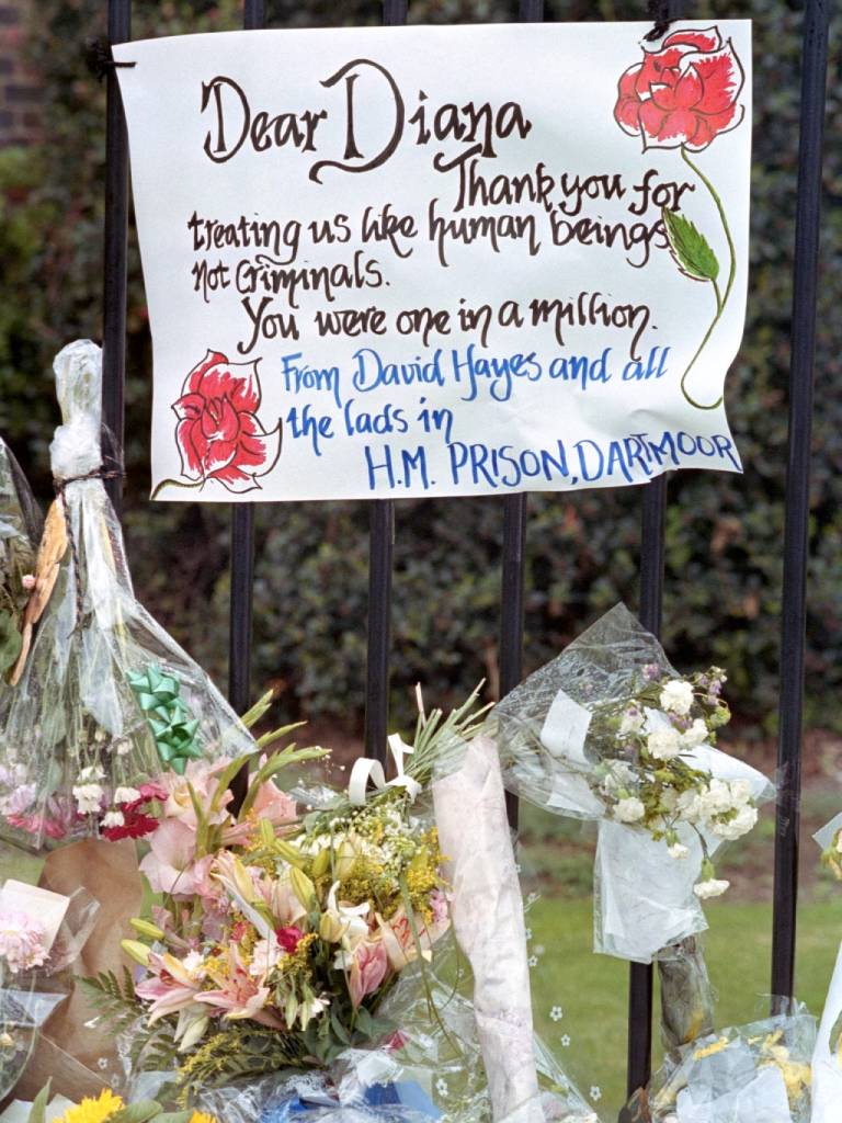 Ramo de flores y nota manuscrita de agradecimiento enviada por presos de la cárcel de Dartmoor a la princesa Diana.