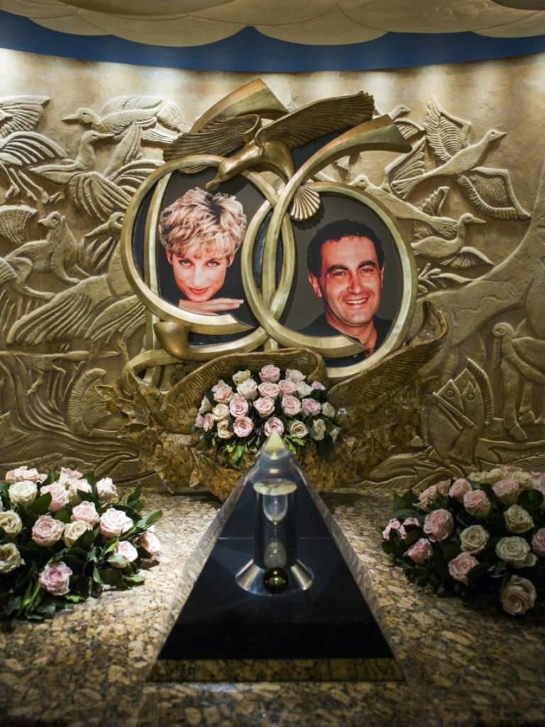 Escultura de bronce de la princesa Diana y Dodi Fayed en la base de la escalera egipcia de Harrods en Londres.